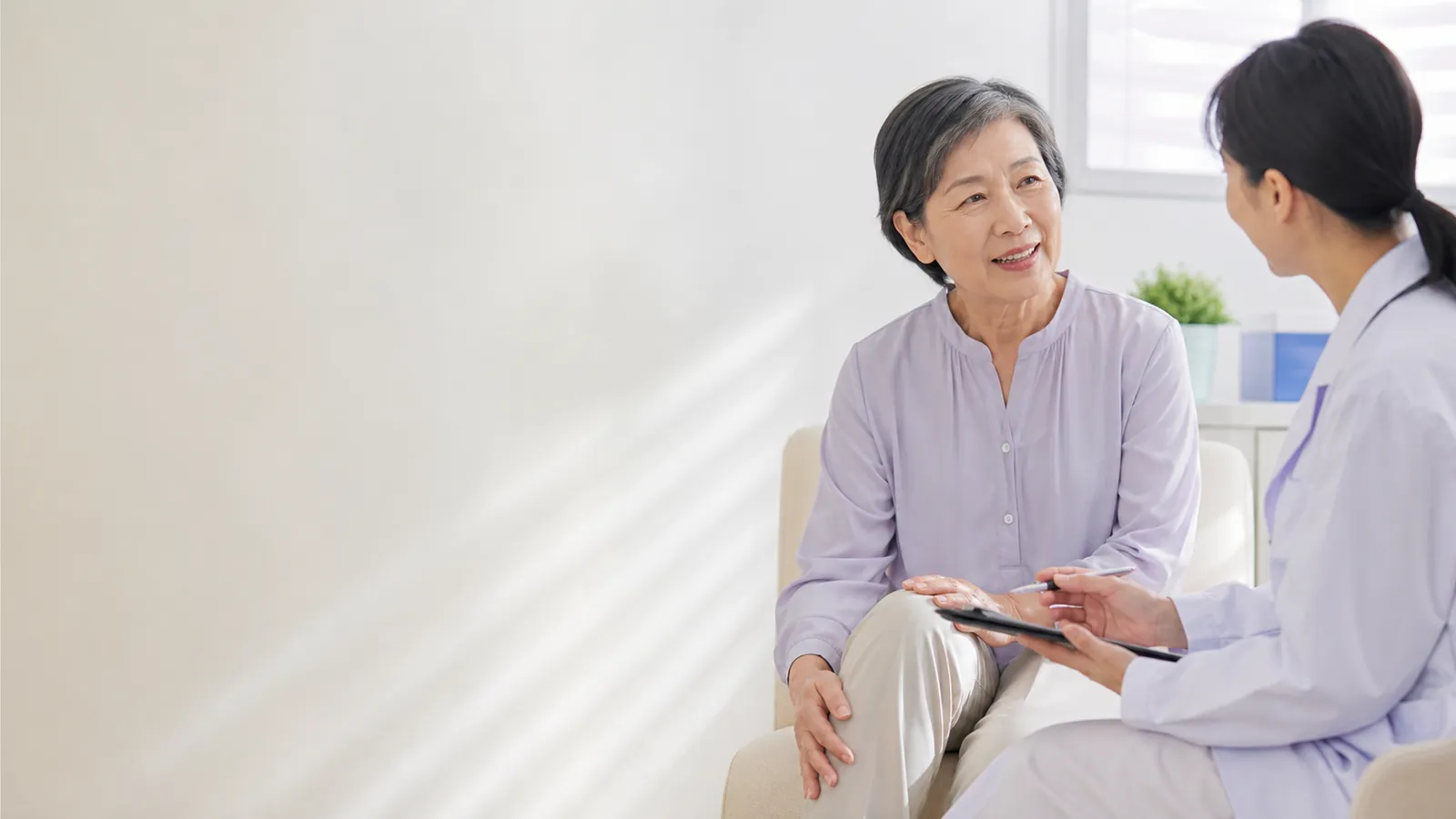 東亞年長女性與專業人員討論膝部狀況