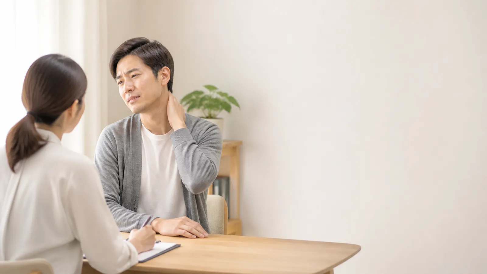 東亞男性與專業人員討論頸部不適